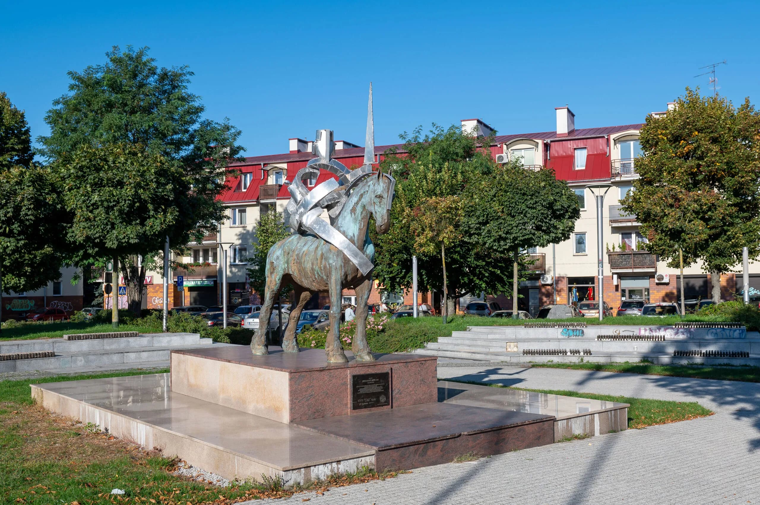 Mińsk Mazowiecki — centrum Mińska Mazowieckiego — pomnik ułana na placu Kilińskiego